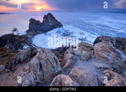 Schamanka Felsen am Kap Burchan bei Sonnenuntergang, Baikalsee, Olchon, Sibirien, Russland Stockfoto