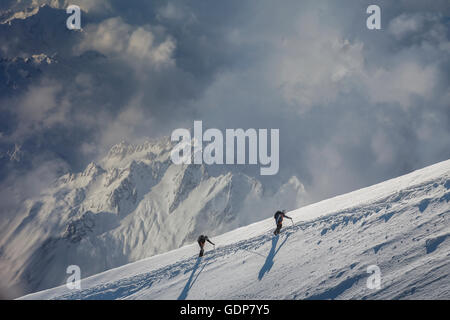 Zwei Kletterer aufsteigend einen verschneiten Hang, Alpen, Kanton Wallis, Schweiz Stockfoto