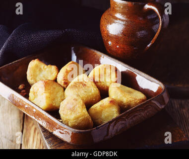 Hausgemachte Bratkartoffeln in Vintage Auflaufform Stockfoto