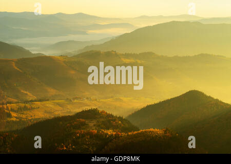 Blick vom Vukhatiy Kamen Berg am Dzembronya Dorf, Karpaten, Ivano-Frankovsk Region, Ukraine Stockfoto