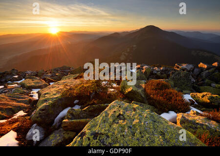 Gorgany Bergrücken, Aussicht vom Khomiak Berg, Karpaten, Frankowsk Region, Ukraine Stockfoto