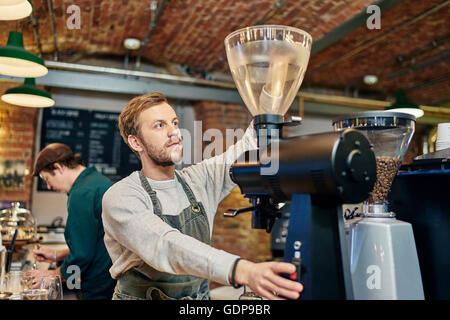 Männliche Barista Café Küchentheke Kaffeemaschine mit Stockfoto