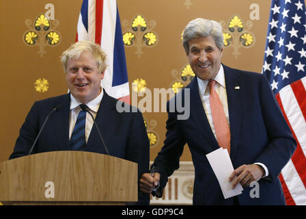 Außenminister Boris Johnson, links, und US-Außenminister John Kerry teilen einen Witz bei einer Pressekonferenz im Auswärtigen Amt in London. Stockfoto