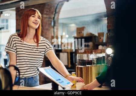 Bestellung von Kaffee Ladentheke Kundin Stockfoto