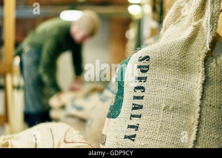 Nahaufnahme Spezialität Kaffeebohne Sack im Abstellraum Stockfoto