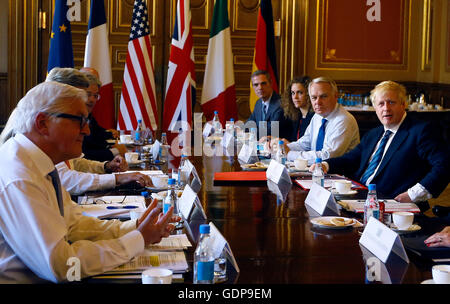 Außenminister Boris Johnson, Recht, sitzt mit ausländischen Kollegen einschließlich der deutschen Außenminister Frank-Walter Steinmeier (links) bei einem Treffen über Syrien im Auswärtigen Amt in London. Stockfoto