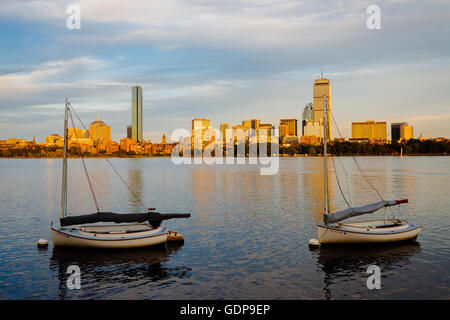 Boote in den Charles River und Gebäuden in Back Bay bei Sonnenuntergang gesehen aus Cambridge, Massachusetts. Stockfoto