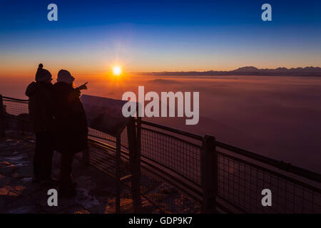 Senioren Wandern paar Blick auf Berg-Tal-Nebel bei Sonnenuntergang, Monte Generoso, Tessin, Schweiz Stockfoto