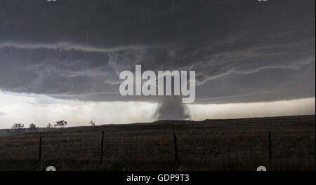 Ein multivortex Tornado dreht über die weiten Ebenen Stockfoto