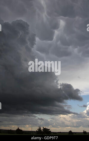 Aufgeregte Mammatus Wolken aufsteigen hinter dunklen Himmel Stockfoto