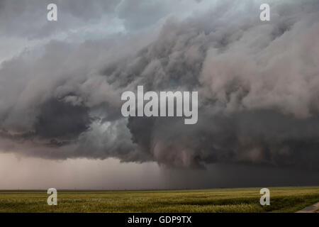 Trichter Wolke schwebt über eine Landstraße, während intensive Aufwinde steigen Stockfoto