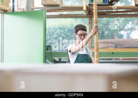 Frau in der Werkstatt mit alphorn Stockfoto