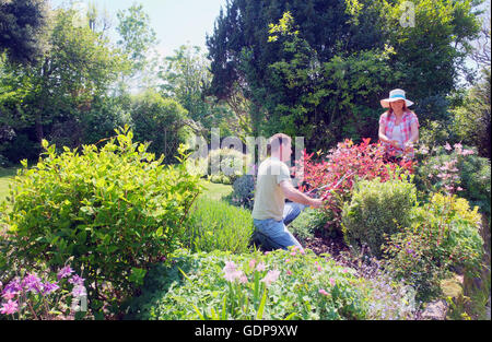 Paar neigt zum Garten Stockfoto