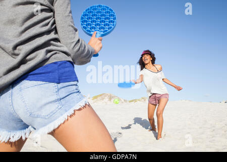 Frauen am Strand, Tennis spielen Stockfoto