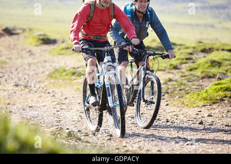 Radfahrer, Radfahren auf Feldweg Stockfoto