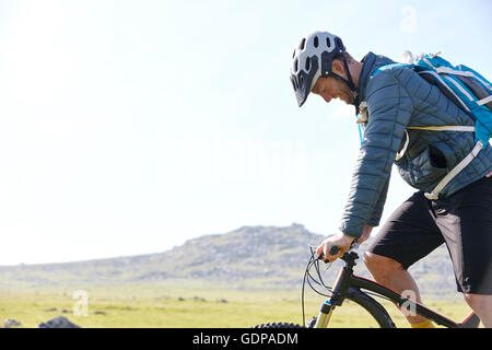 Seitenansicht des Radfahrers Radfahren am Hang Stockfoto