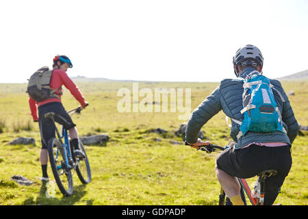 Rückansicht der Radfahrer Radsport am Hang Stockfoto