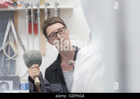 Steinmetz mit Meißel und Hammer zu Skulptur zu schaffen Stockfoto