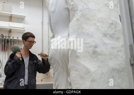 Steinmetz mit Meißel und Hammer zu Skulptur zu schaffen Stockfoto