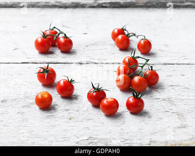 Cherry-Tomaten weiß getünchten Holzoberfläche Stockfoto