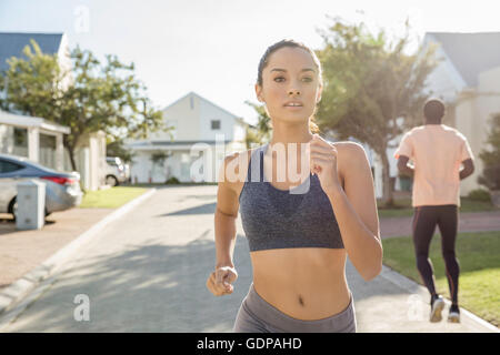 Paar Joggen im Wohngebiet Stockfoto