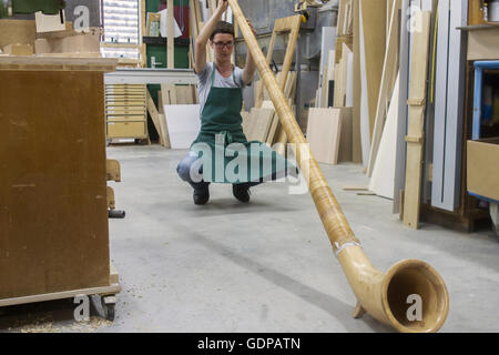 Frau in der Werkstatt überprüfen alphorn Stockfoto