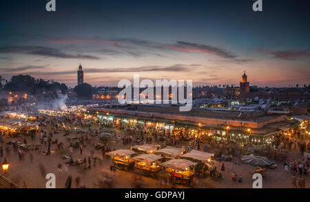 Djemaa el-Fna Platz beleuchtet in der Abenddämmerung, Marrakesch, Marokko Stockfoto