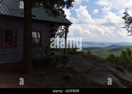 Hütte am Gipfel des Berges Thomas in der Adirondack New York mit Blick auf Lake George Stockfoto