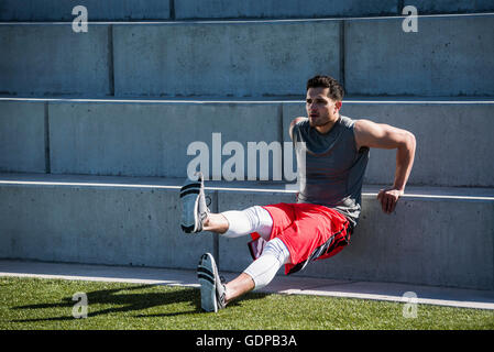 Junger Mann, Ausbildung, tun Push up auf Spielfeld Treppe Stockfoto
