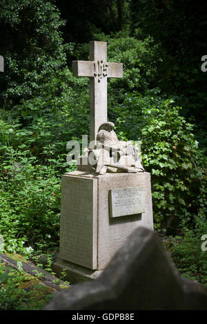Denkmal in Highgate Cemetery, Thomas George Ashford Assistant Officer, während das Alhambra Theater Feuer von 1882 starb Stockfoto