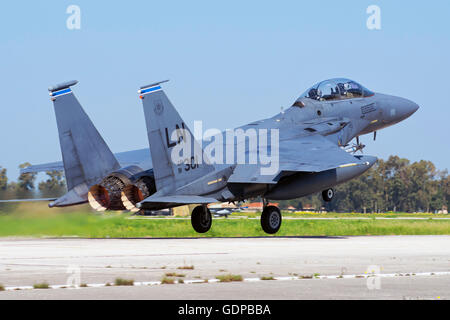 Ein US Air Forces in Europe (USAFE) F-15E Strike Eagle ausziehen aus Andravida, Griechenland, während der internationalen Übung Inio Stockfoto