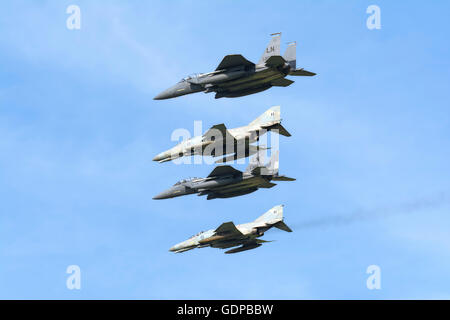 Hellenic Air Force F-4E (AUP) Phantom II und USAFE F-15E Strike Eagle in einer gemischten Formation während der internationalen Übung Ini Stockfoto