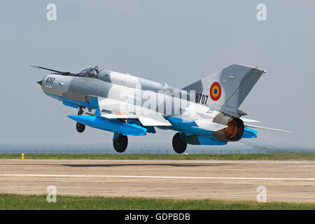 Rumänische Luftwaffe MiG-21MF LanceR-C abheben von Mihail Kogalniceanu, Rumänien, während der bilateralen Übung widerstandsfähig Resol Stockfoto