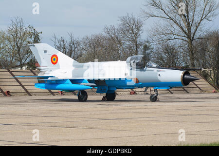 Eine rumänische Luftwaffe MiG-21MF LanceR-C auf der Rampe am Mihail Kogalniceanu, Rumänien, während der bilateralen Übung widerstandsfähig Reso Stockfoto