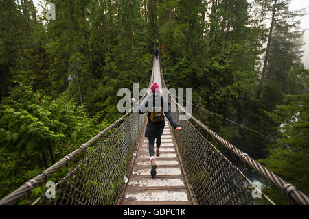 Frau Lynn Canyon Suspension Bridge, North Vancouver, British Columbia, Kanada Stockfoto