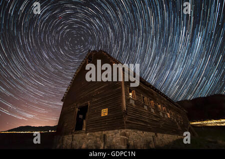 Langzeitbelichtung der Sterne am Nachthimmel, Haynes Ranch Gebäude Preservation Project, Oliver, British Columbia, Kanada Stockfoto