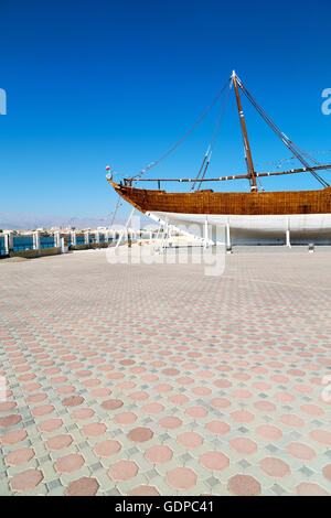 in Oman altes Boot auf dem Bürgersteig nahe dem Meer Stockfoto