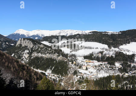 Semmering: Blick vom Doppelreiterkogel - Aussichtsturm auf der Semmeringbahn und das Dorf Breitenstein, der Rax in der Stockfoto