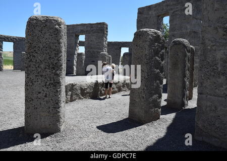 Mutter und Sohn die Gedenktafel in Maryhill Stonehenge zu lesen. Stockfoto