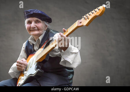 Ältere Frau Gitarre spielen. Selektiven Fokus. Stockfoto