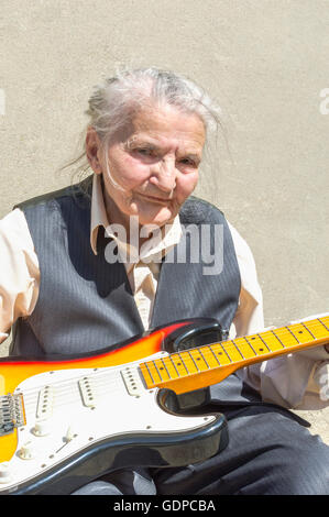 Ältere Frau Gitarre spielen. Selektiven Fokus. Stockfoto