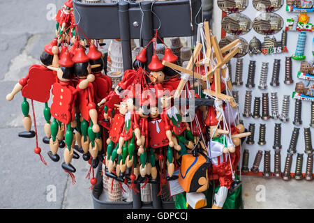 Pinnocchio Puppen, Souvenirs, auf dem Display vor einem Geschäft in Pisa, Toskana, Italien Stockfoto