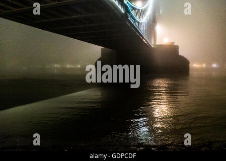 Nebel über Tower Bridge London England UK Stockfoto