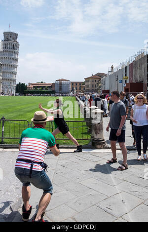 Touristen auf den schiefen Turm von Pisa, posiert in absurden posiert für Fotos, Pisa, Toskana, Italien Stockfoto