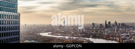 Panoramablick über die City of London und die Themse von Canary Wharf Stockfoto