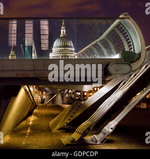 St. Pauls Kathedrale und die Millennium Bridge, Blick nach Norden über den Fluss Themse London England UK. Stockfoto