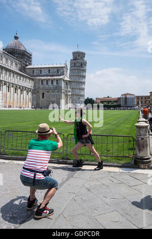 Touristen auf den schiefen Turm von Pisa, posiert in absurden posiert für Fotos, Pisa, Toskana, Italien Stockfoto