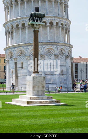 Säule mit der Statue von Romulus und Remus Spanferkel auf einen Wolf, der Campo dei Miracoli, vor dem schiefen Turm, Pisa, Tusc Stockfoto