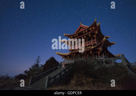 Nördlichen Sterne des großen Wagens und Sternbild Löwe glänzen über dem Wanfo-Gipfel in das Weltkulturerbe des Mount Emei in Stockfoto