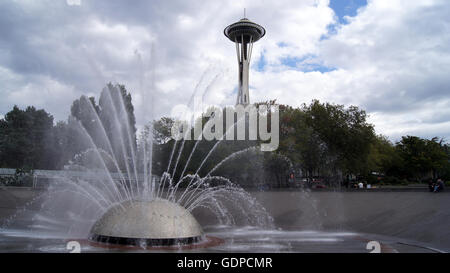 Der internationale Brunnen und die Space Needle, Seattle Center in Seattle, Washington. Stockfoto